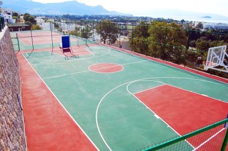 Basketball- bzw. Minifußballplatz, dahinter Tennisplatz